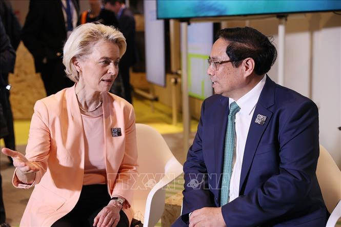 El primer ministro Pham Minh Chinh (derecha) se reúne con su homóloga danesa, Mette Frederiksen. (Fotografía: baochinhphu.vn)