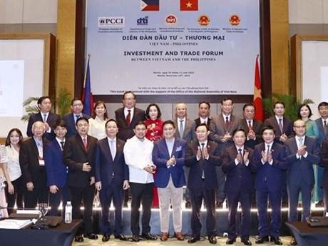 El presidente de la Asamblea Nacional de Vietnam, Vuong Dinh Hue; el titular del Senado de Filipinas, Juan Miguel F. Zubiri y delegados en el foro. (Fotografía: VNA)