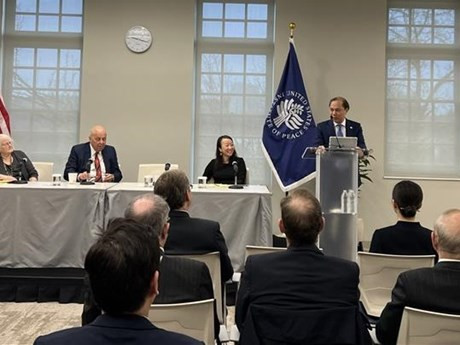 Nguyen Quoc Dung, embajador de Vietnam en Estados Unidos habla en el coloqio. (Fotografía: VNA)