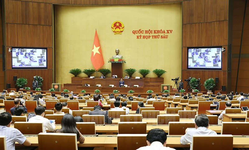 Los diputados votan para aprobar el proyecto de Ley de Viviendas. (Fotografía: VNA)