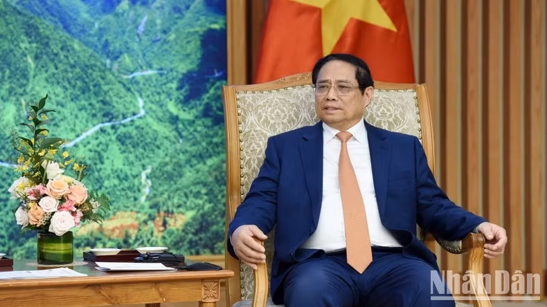 El primer ministro vietnamita habla en la reunión.