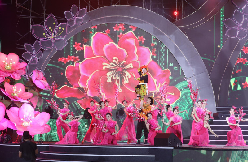 Una actuación en la ceremonia inaugural del Festival de la flor de durazno de Lang Son. (Fotografía: VNA)