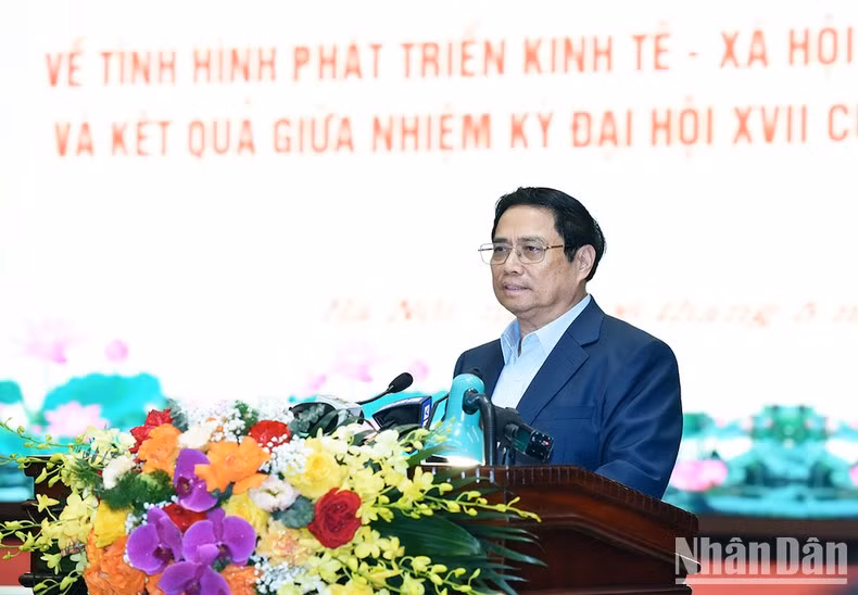 El primer ministro Pham Minh Chinh concluye la sesión de trabajo.