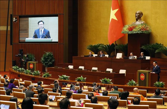 Diputados de Vietnam emiten votos para aprobación de la Ley de Tierras (modificada). (Fotografía: VNA)