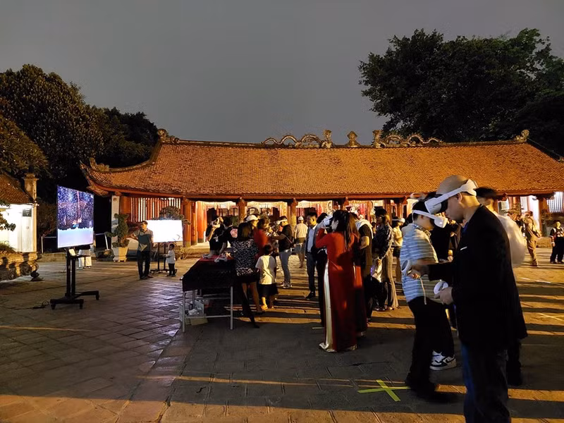 Turistas experimentan el recorrido nocturno por el Templo de la Literatura.