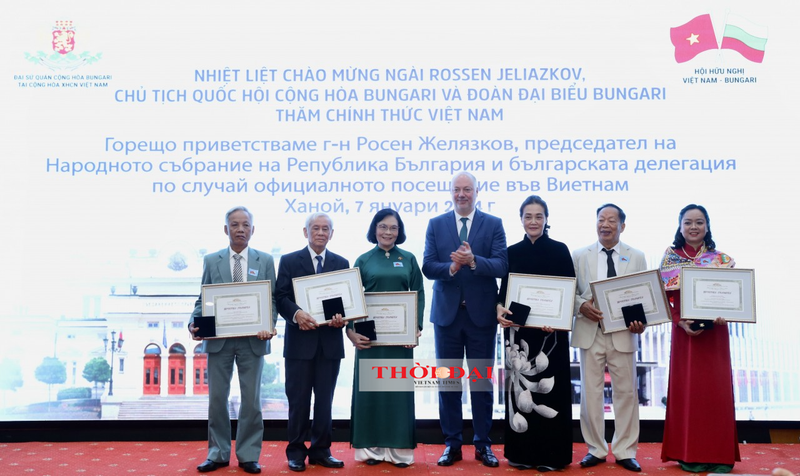 El presidente de la Asamblea Nacional de la República de Bulgaria, Rossen Dimitrov Jeliazkov, y los vietnamitas honrados. (Fotografía: thoidai.com.vn)