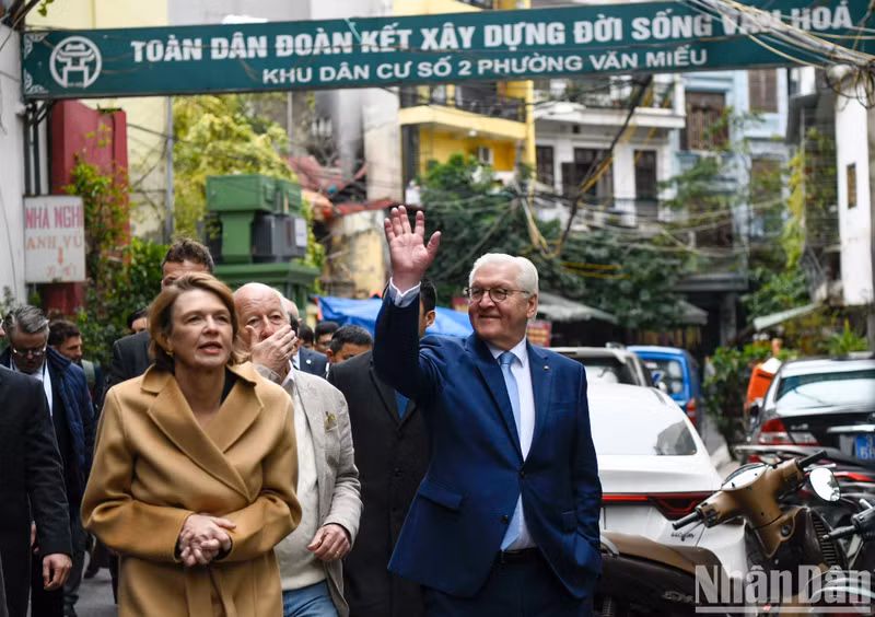 La delegación alemana en calle de Hanói.