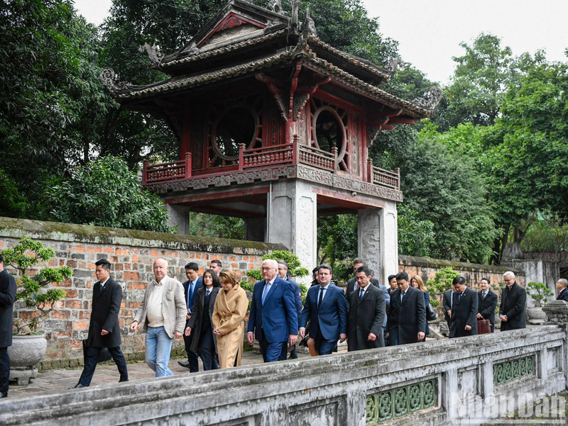 El presidente alemán, Frank-Walter Steinmeier, y su esposa, Elke Büdenbender, visitan el Templo de la Literatura. (Fuente: Nhan Dan)