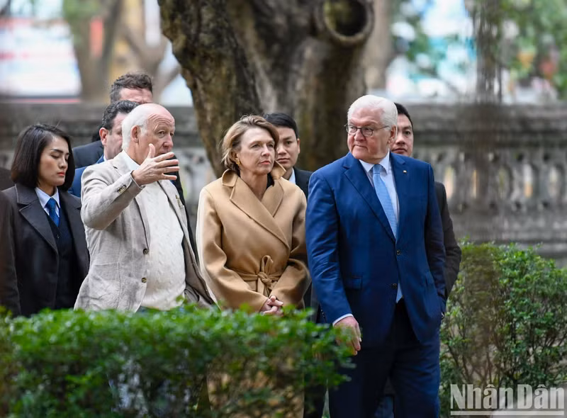 La visita tiene lugar justo después del aterrizaje del presidente alemán en el Aeropuerto Internacional de Noi Bai.