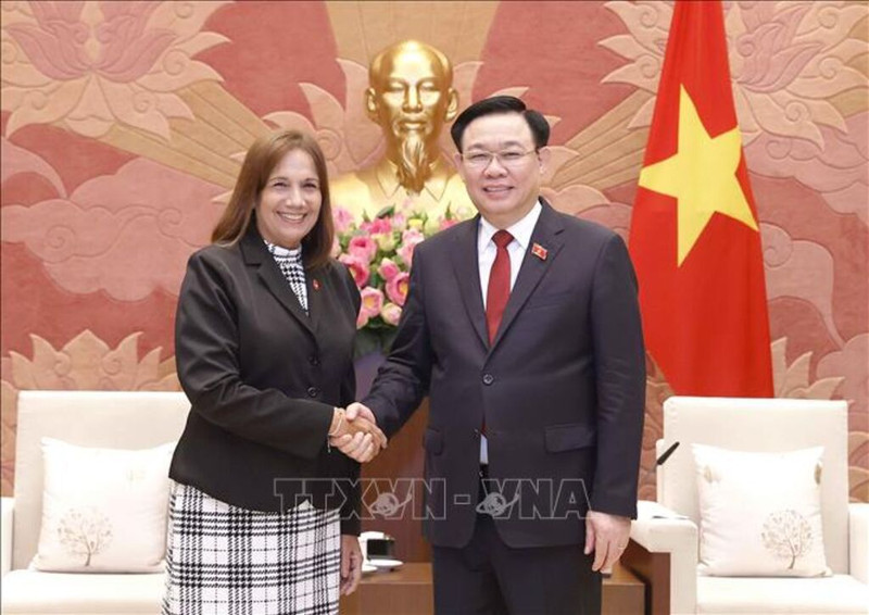 El Presidente de la Asamblea Nacional de Vietnam, Vuong Dinh Hue (en la derecha), y Ana María Mari Machado, vicepresidenta de la Asamblea Nacional de Cuba. (Fotografía: VNA)