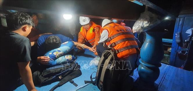 Brindan asistencia médica al pescador. (Fotografía: VNA)