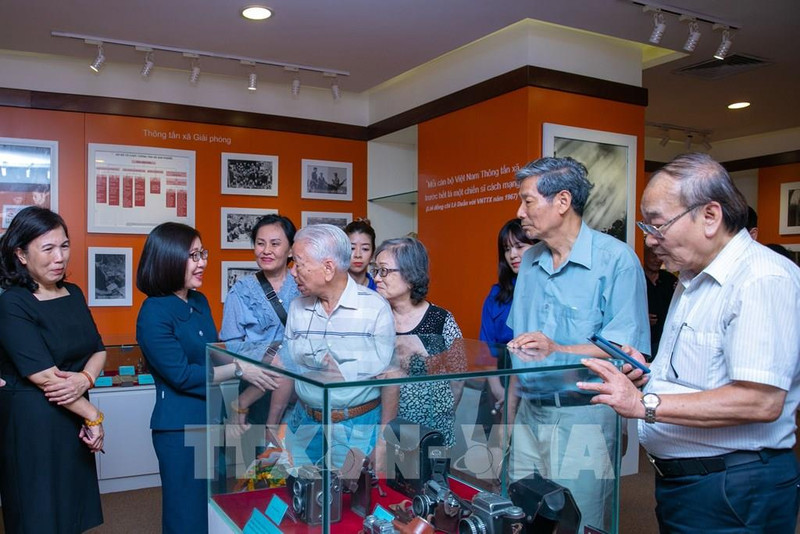 La vicedirectora general de la VNA, Doan Thi Tuyet Nhung, y los galardonados. (Fotografía: VNA)