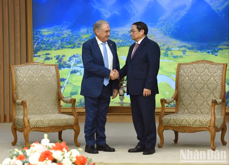 Pham Minh Chinh y Don Farrell tras el encuentro.