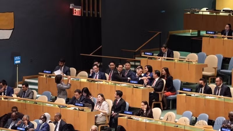 La alegría de la delegación vietnamita cuando el país de origen fue elegido miembro del Consejo de Derechos Humanos de las Naciones Unidas para el período 2023-2025.