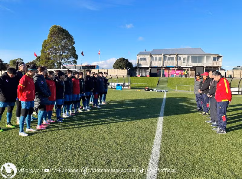 Presidente de la VFF Tran Quoc Tuan y la selección vietnamita. (Fotografía: VFF)