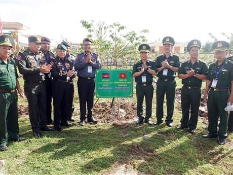 Jóvenes oficiales de guardia fronteriza camboyana y vietnamita impulsan intercambios. (Fotografía: VNA)