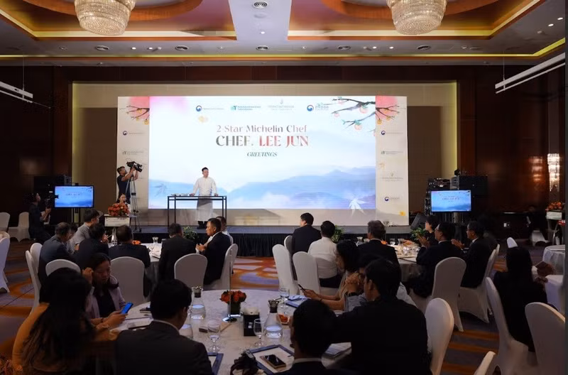 El cocinero de dó estrellas de Michelin, Lee Jun.