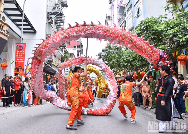 Además de las ceremonias y rituales, en el Festival se llevaron a cabo varias actividades tradicionales, como un concurso de cocinar arroz, demostraciones de artes marciales, peleas de gallos y una partida de ajedrez humano, entre otras.