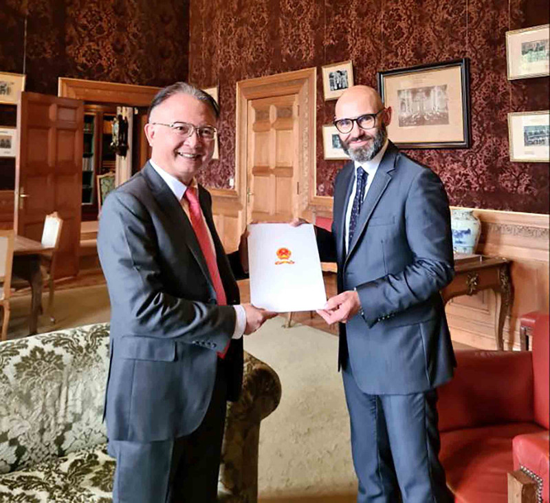 El embajador de Vietnam en los Países Bajos, Ngo Huong Nam, presenta las cartas credenciales ante la Corte Permanente de Arbitraje.