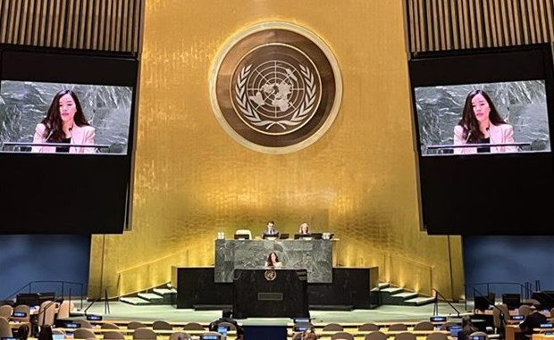 La ministra consejera Le Thi Minh Thoa, representante adjunta de la misión permanente de Vietnam ante la ONU, interviene en la cita. (Fotografía: VNA)