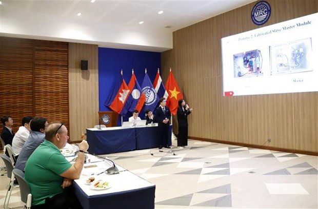 Estudiantes de la Universidad de Thuy Loi presentan su proyecto. (Fotografía: VNA)