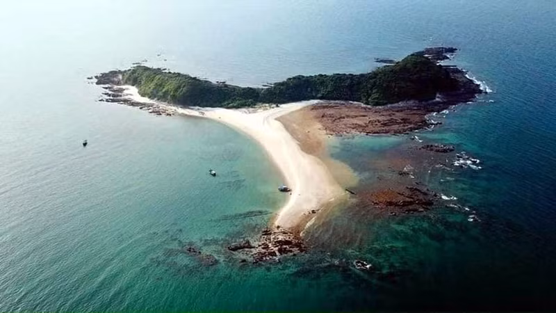 La isla “Ca Chep” (Carpa) en la comuna de Dong Tien del distrito de Co To, vista desde arriba.