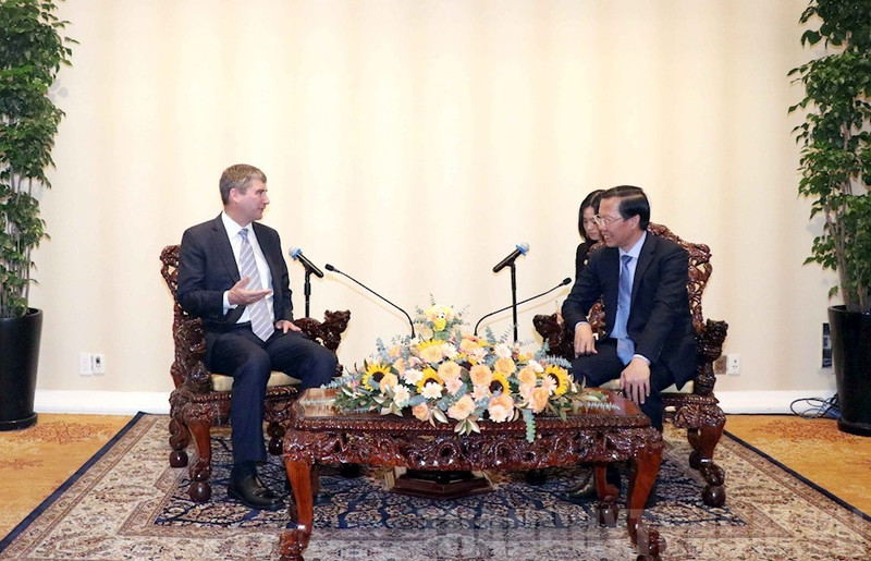 El presidente del Comité Popular de Ciudad Ho Chi Minh, Phan Van Mai, y el director ejecutivo del Foro Económico Mundial (FEM), Jeremy Jurgens (izquierda). (Fotografía: hcmcpv.org.vn)