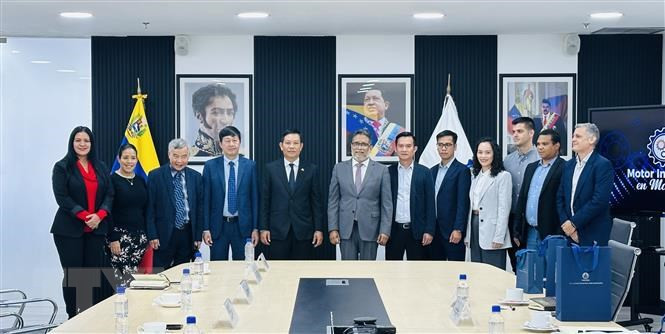 La delegación de Viglacera se toma una fotografía con representantes del Ministerio de Industria y Producción de Venezuela. (Fotografía: VNA)