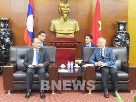 El viceministro de Industria y Comercio de Vietnam, Tran Quoc Khanh, y su homólogo laosiano Bountheung Douangsavanh (Fotografía: Ministerio de Industria y Comercio de Vietnam)