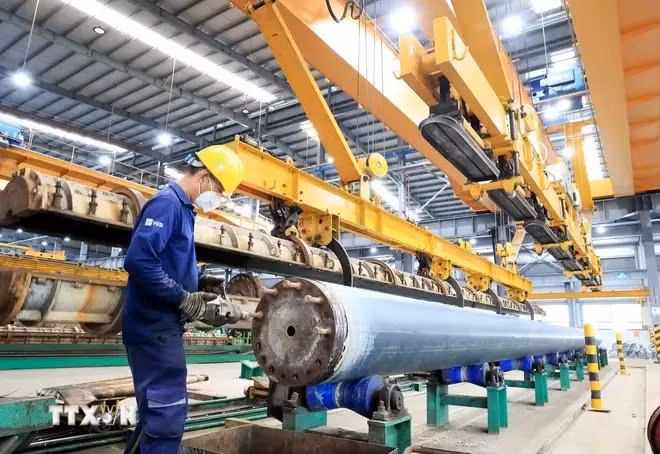 Actividades de producción en la fábrica de pilares centrífugos de hormigón de una empresa de IED en el parque industrial especializado Phu My 3, ciudad de Phu My, provincia de Ba Ria-Vung Tau. (Fotografía: VNA)