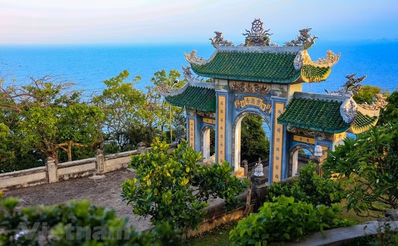 De pie desde lo alto mirando la playa azul, bandadas de pájaros volando y escuchando las olas rompiendo en la orilla, nuestra alma de repente se vuelve más pacífica.