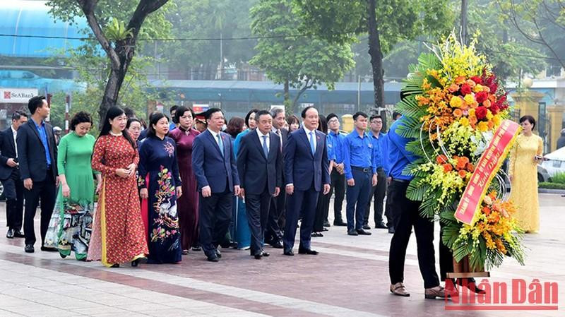 Dirigentes de Hanói rinden homenaje a Lenin.