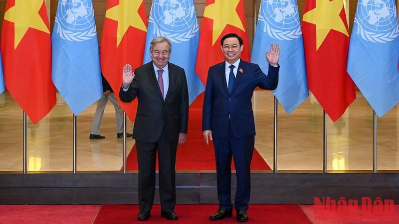 El presidente de la Asamblea Nacional de Vietnam, Vuong Dinh Hue, y el secretario general de la ONU, António Guterres, antes del encuentro.
