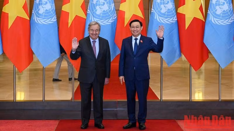El presidente de la Asamblea Nacional de Vietnam, Vuong Dinh Hue, y el secretario general de la ONU, António Guterres, antes del encuentro.