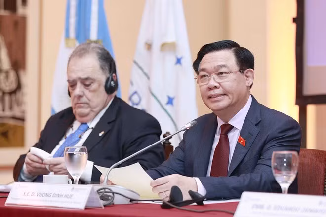 El presidente de la Asamblea Nacional de Vietnam, Vuong Dinh Hue (derecha), en el acto. (Fotografía: VNA)