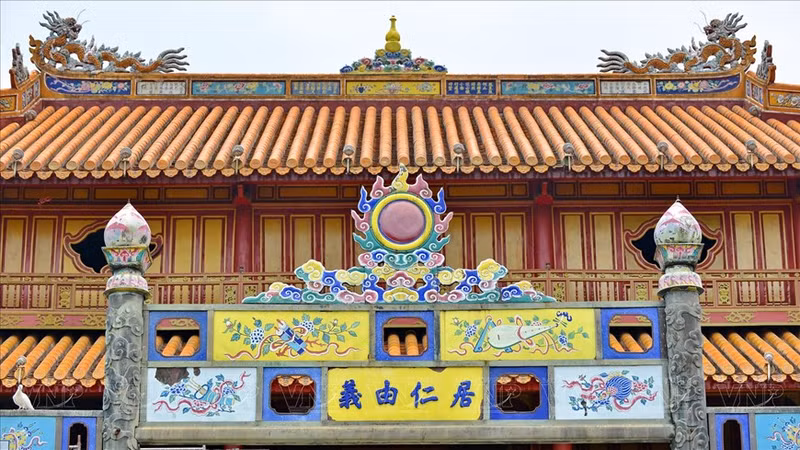 El uso de los azulejos de Dang Uyen contribuye a devolver la belleza resplandeciente y magnífica a las obras arquitectónicas de la dinastía Nguyen.