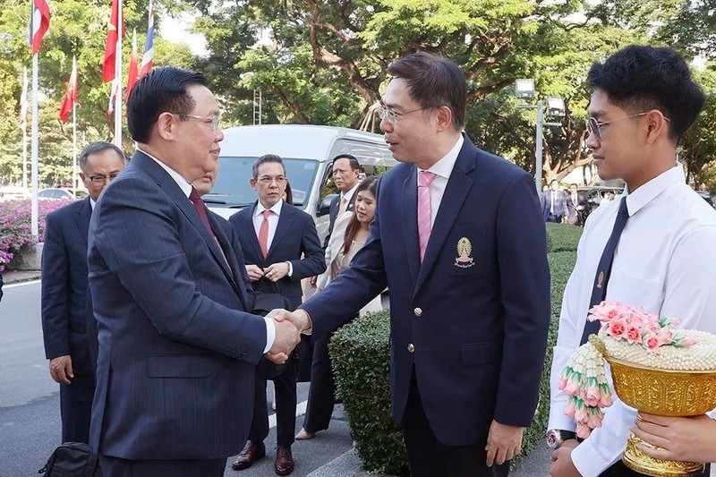 El presidente de la Asamblea Nacional de Vietnam, Vuong Dinh Hue, se encuentra con el director de la Universidad de Chulalongkorn, Bundhit Eua-arporn.