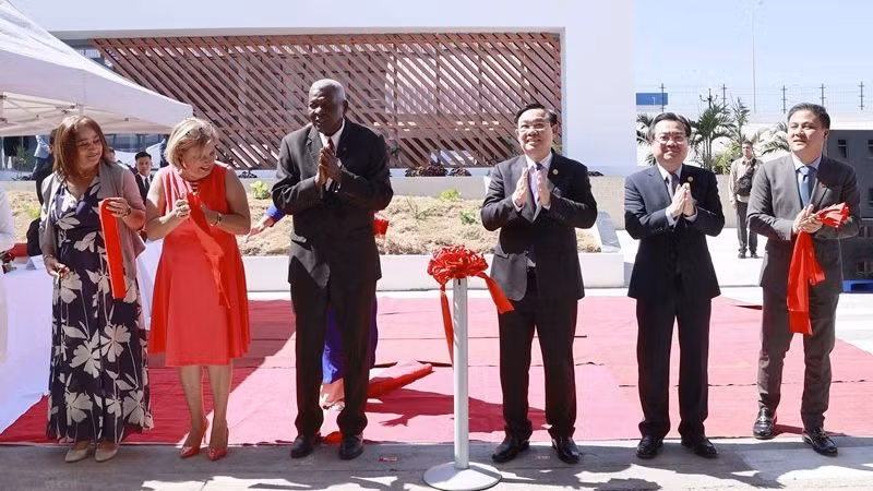 El presidente de la Asamblea Nacional de Vietnam, Vuong Dinh Hue, y su homólogo cubano, Esteban Lazo Hernández, cortaron la cinta para inaugurar la fábrica de detergente en polvo Suchel - TBV. (Fotografía: VNA)
