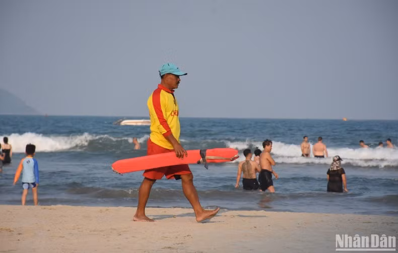 La fuerza de rescate marítimo de Da Nang está presente a lo largo de la playa.