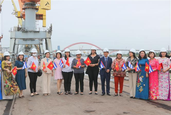 La secretaria general de la Federación de Mujeres Cubanas, Teresa María Amarelle Boué, al frente de una delegación de alto nivel, continuó su visita en la ciudad vietnamita de Hai Phong. (Fotografía: VNA)