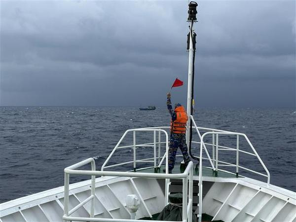 El barco de la Armada 468 se acerca al barco pesquero en la provincia de Binh Dinh. (Fotografía: VNA)
