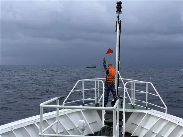 El barco de la Armada 468 se acerca al barco pesquero en la provincia de Binh Dinh. (Fotografía: VNA)