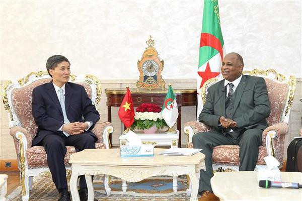 El director general del Departamento de Asuntos Jurídicos y Judiciales de Argelia, Ben Salem Abdarrazzak y el viceministro de Justicia, Nguyen Khanh Ngoc. (Fotografía: VNA) 