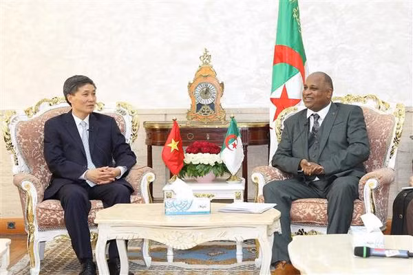 El director general del Departamento de Asuntos Jurídicos y Judiciales de Argelia, Ben Salem Abdarrazzak y el viceministro de Justicia, Nguyen Khanh Ngoc. (Fotografía: VNA) 