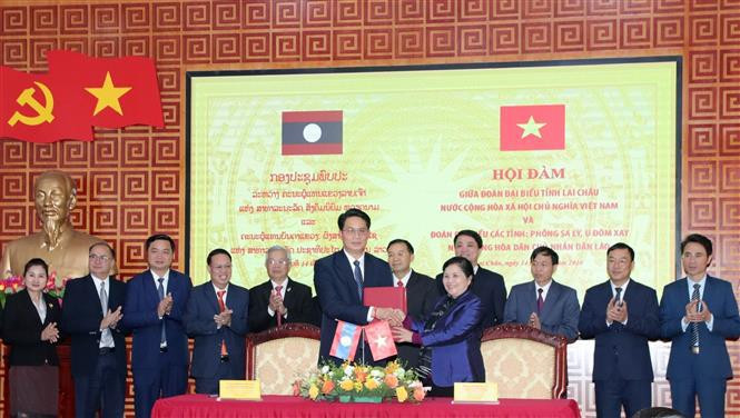 En la conversación entre las localidades de Vietnam y Laos. (Fotografía: VNA) 