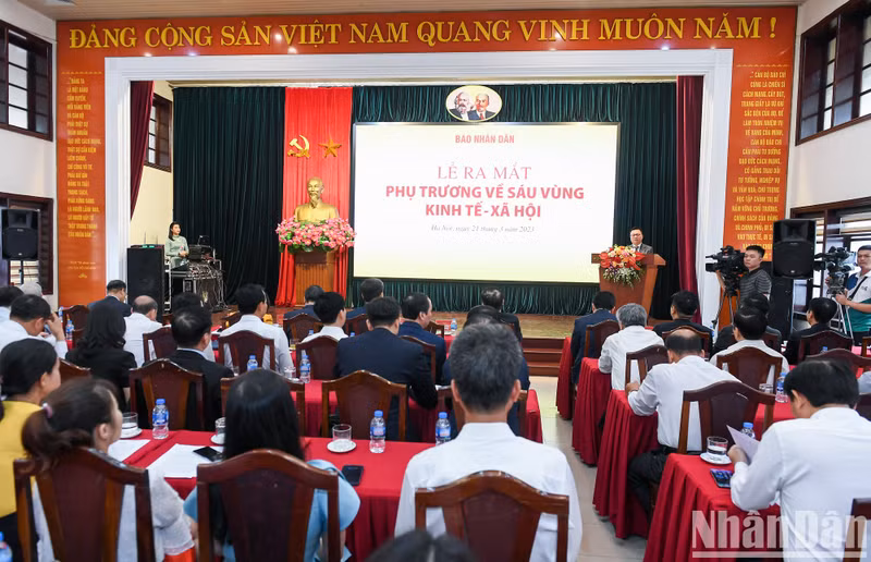 [Foto] Periódico Nhan Dan lanza subpágina sobre seis regiones socioeconómicas ảnh 4