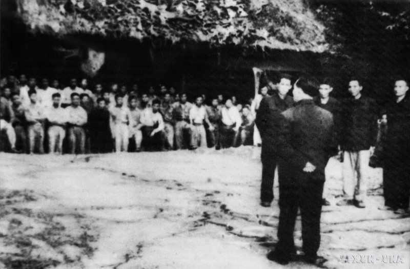 El general Vo Nguyen Giap asigna tareas a unidades del Mando del Frente Dien Bien Phu. (Foto: VNA)