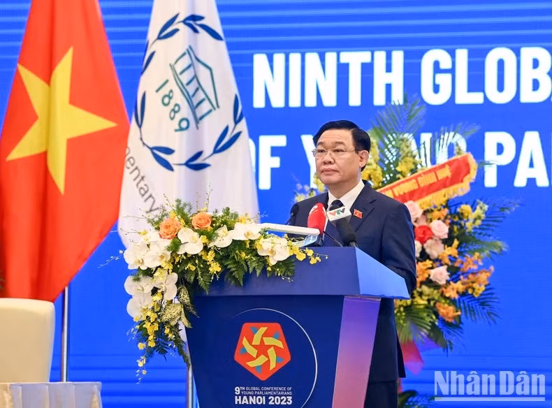 El presidente de la Asamblea Nacional de Vietnam, Vuong Dinh Hue, en el evento.