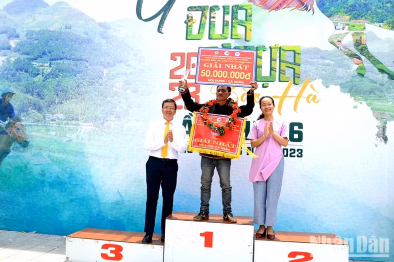 El comité organizador entrega el primer premio al jinete Thao Seo Phu en la aldea de Ban Pho – Bac Ha.