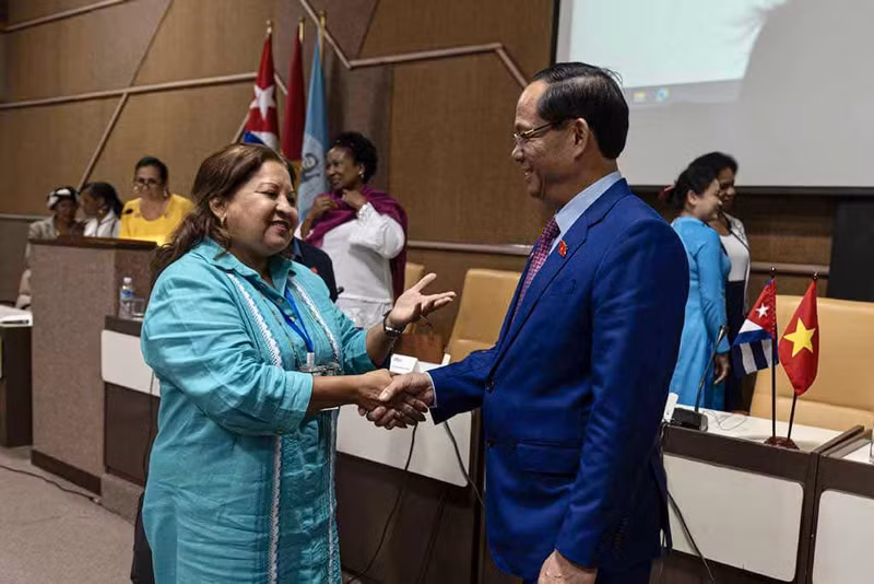 El vicepresidente de la Asamblea Nacional, Tran Quang Phuong (derecha), le da la mano a Teresa María Amarelle Boué, secretaria general de la Unión de Mujeres Cubanas en La Habana. (Fotografía: VNA)